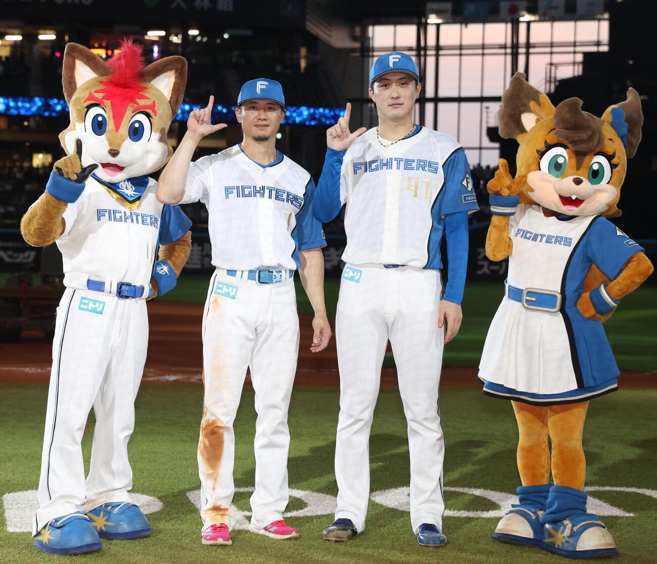 日本ハム対オリックス　試合後、ポーズをとる西川遥輝（左）と柳川大晟（撮影・黒川智章）