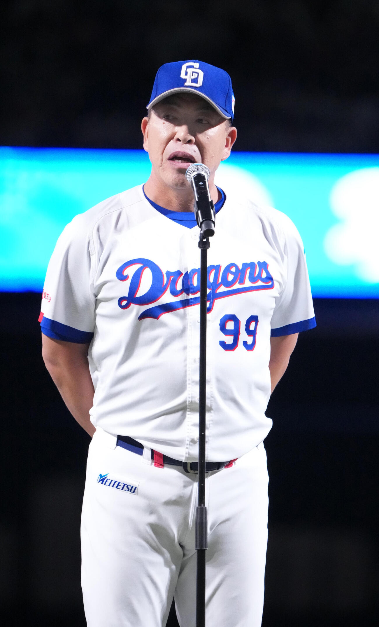 中日対広島　中日井上一樹監督は本拠地最終戦セレモニーであいさつをする（撮影・森本幸一）