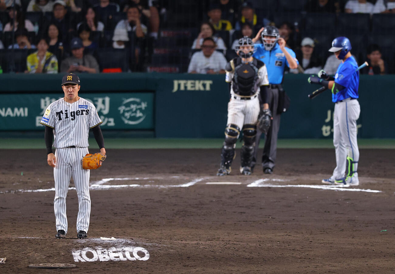 阪神対DeNA 11回表DeNA無死、マウンドで深呼吸をする石井大智（撮影・上田博志）