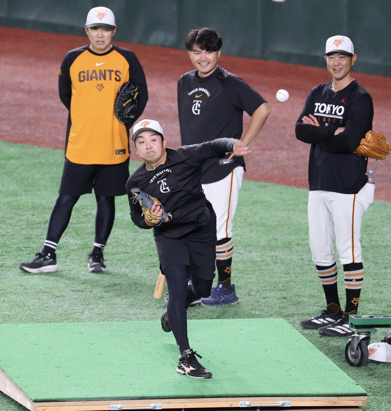 20日、投球練習する巨人石川達也