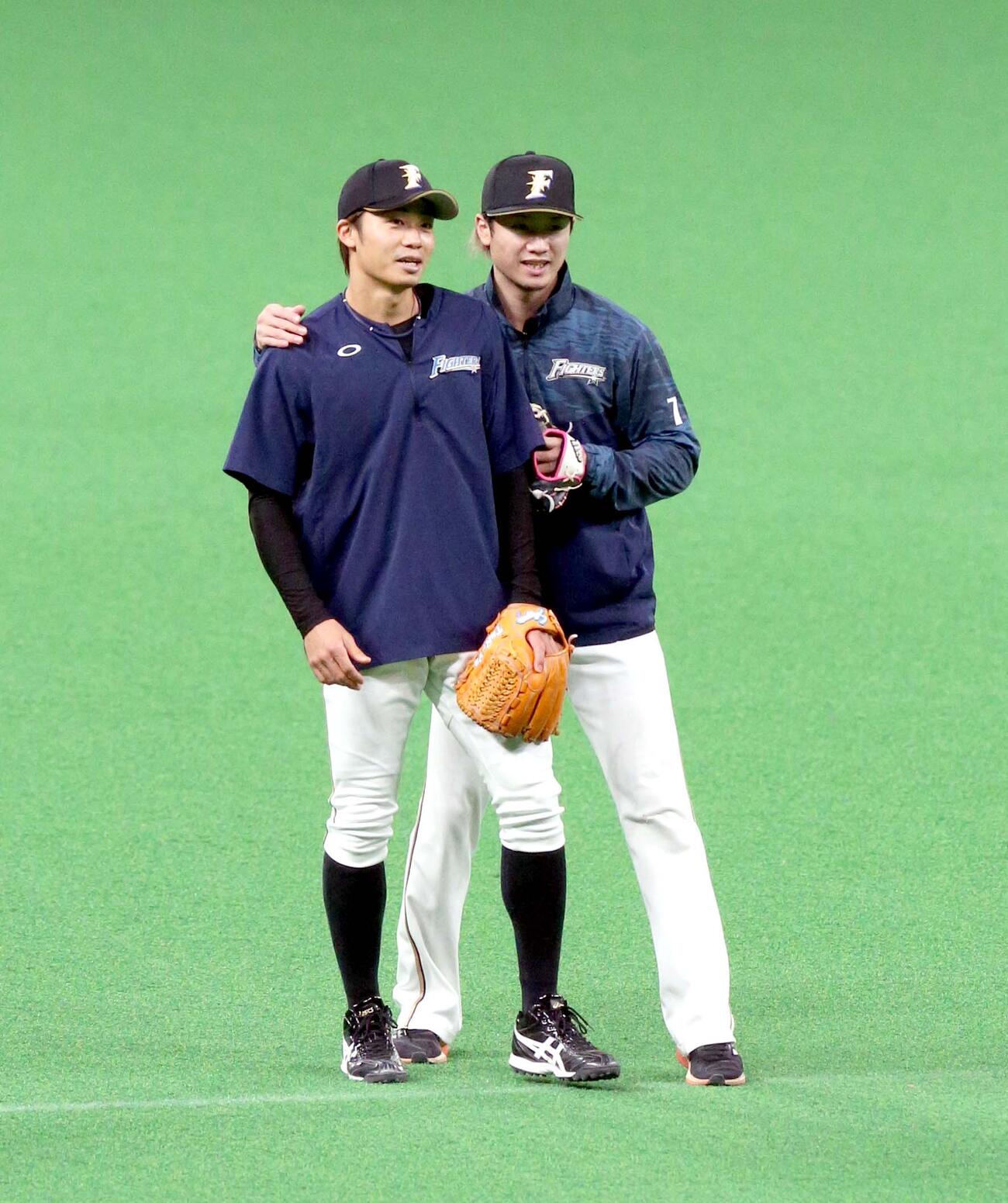 2020年7月、守備練習をする日本ハム中島卓也（左）と西川遥輝
