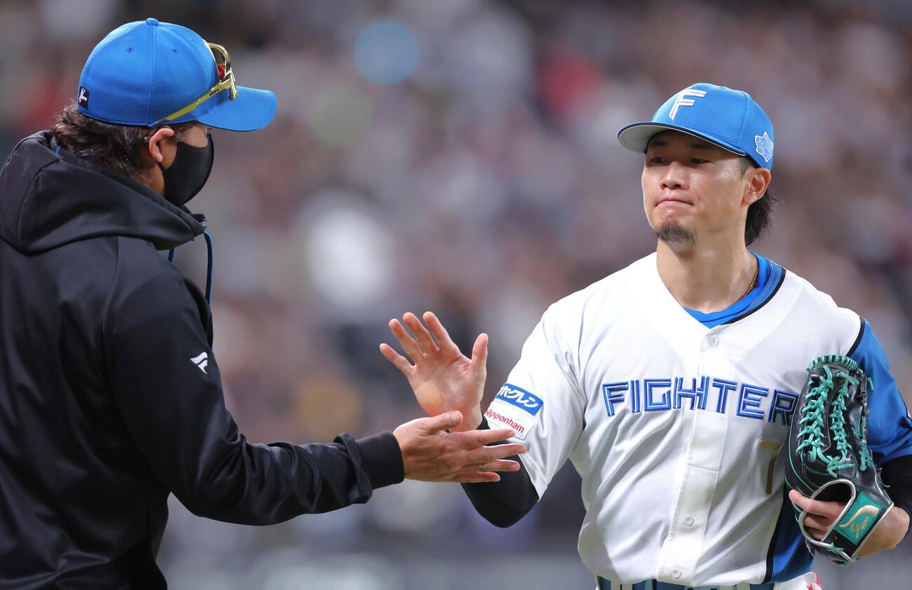 日本ハム対オリックス　試合後、新庄剛志監督（左）に出迎えられる西川遥輝（撮影・黒川智章）