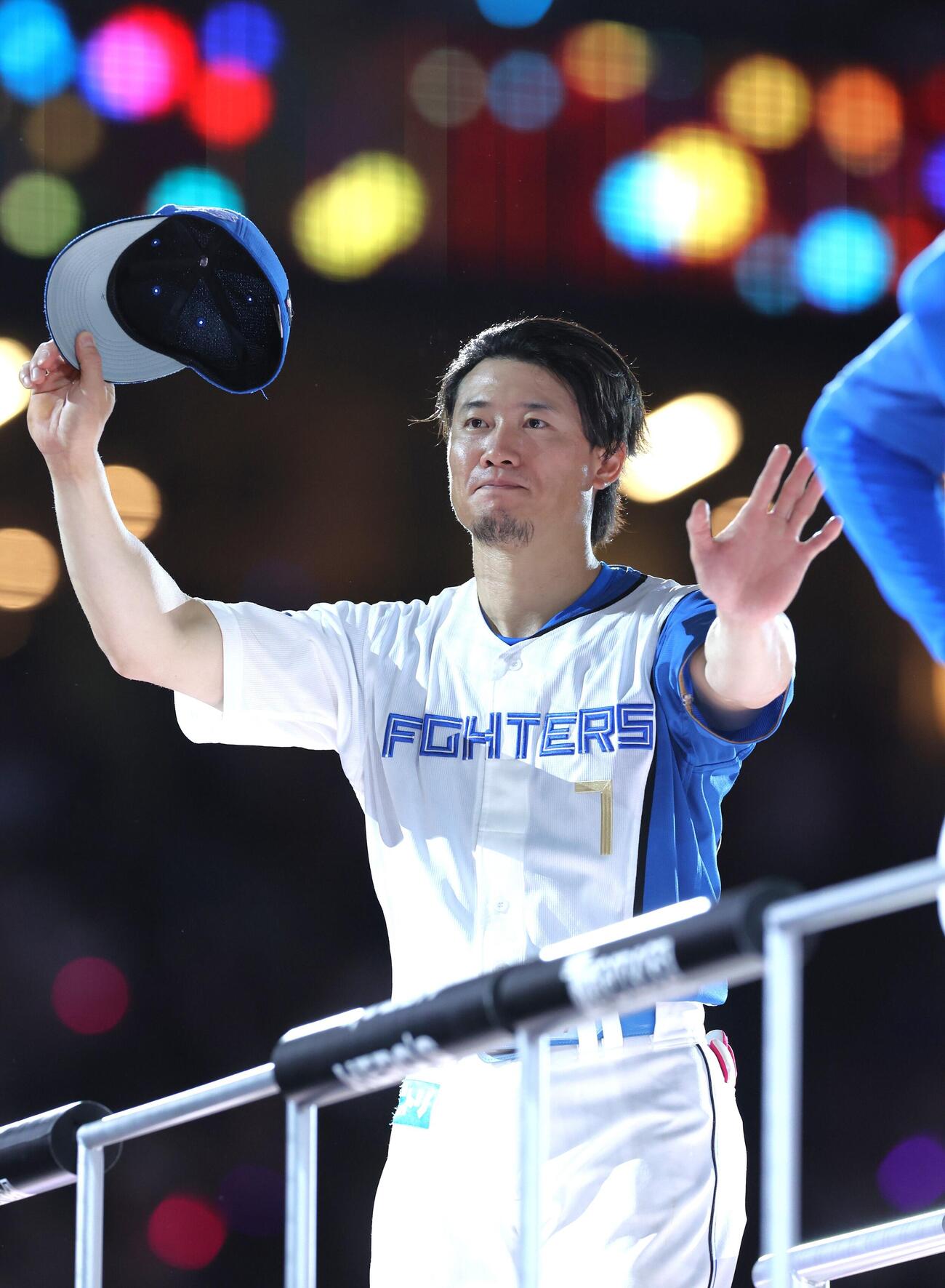 日本ハム対オリックス　試合後、スタンドに手を振る日本ハム西川遥輝（撮影・黒川智章）