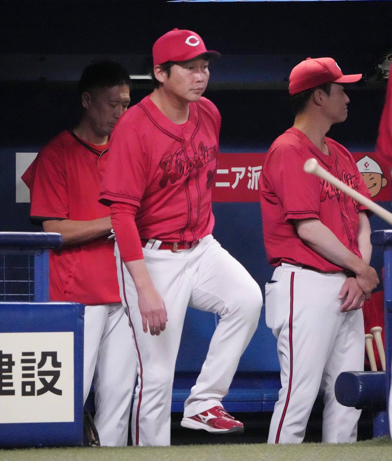 中日対広島　6回表終了、選手交代を告げる新井貴浩監督（撮影・森本幸一）