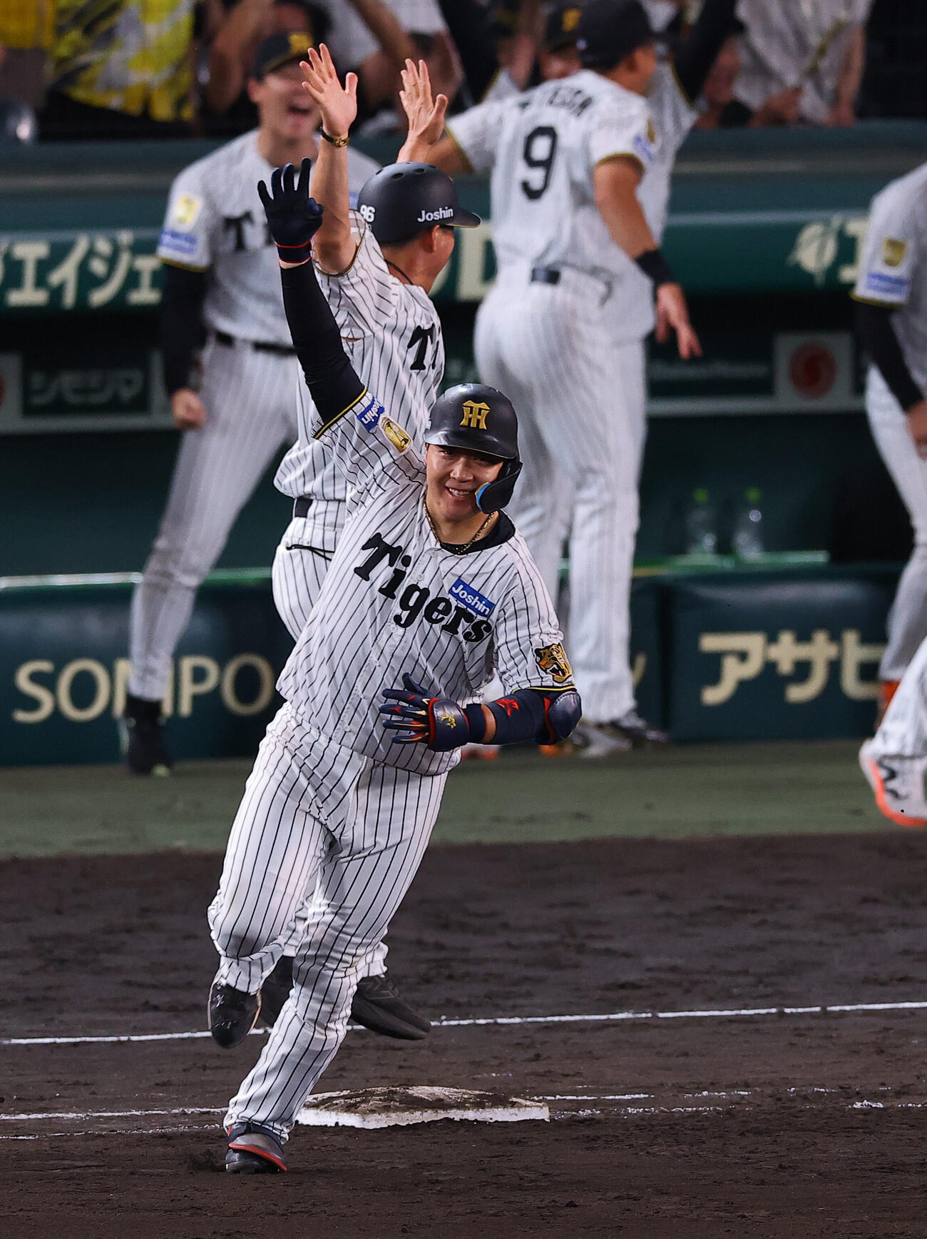 阪神対DeNA 11回裏阪神1死、サヨナラ本塁打を放つ大山悠輔（撮影・前田充）