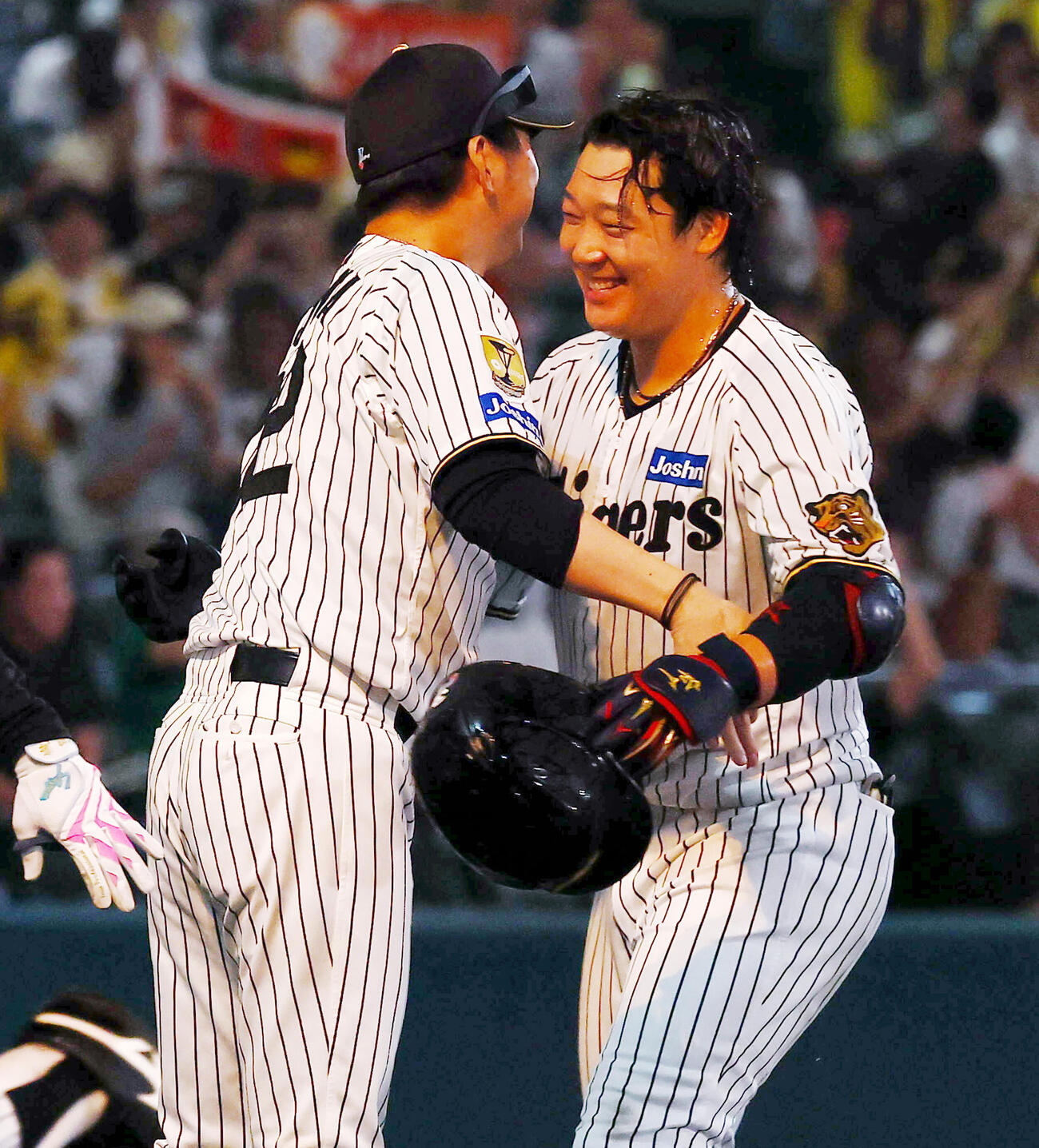 阪神対DeNA 11回裏阪神1死、大山悠輔はサヨナラ本塁打を放ちナインから祝福される（撮影・加藤哉）