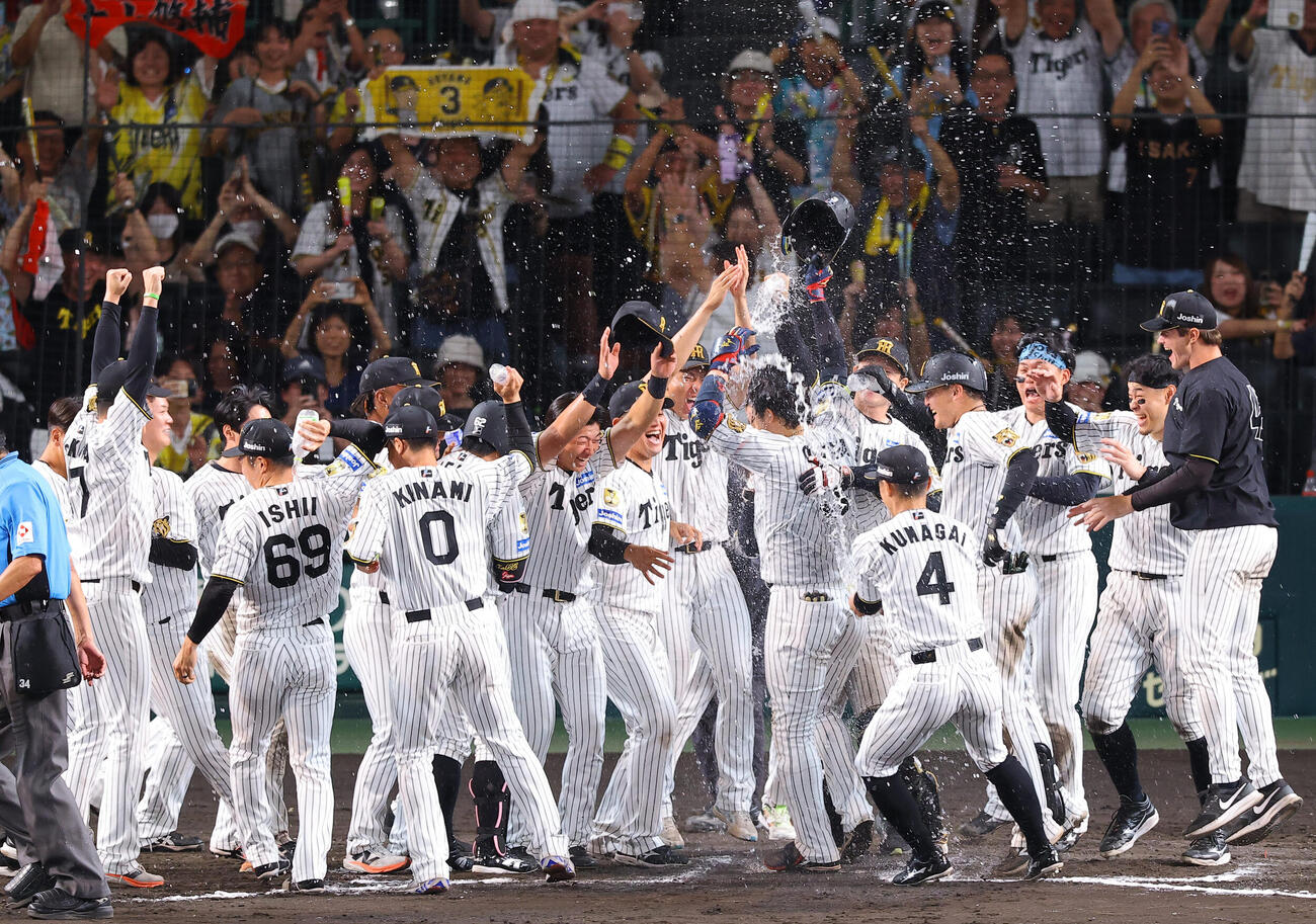 阪神対DeNA 11回裏阪神1死、サヨナラ本塁打を放った大山悠輔（中央右）はウォーターシャワーを浴びながら生還する（撮影・上田博志）