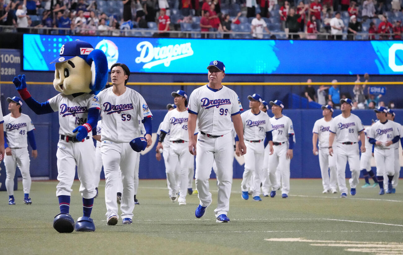 中日対広島　中日井上一樹監督（中央）は本拠地最終戦セレモニー後ナインとともに場内を一周する（撮影・森本幸一）