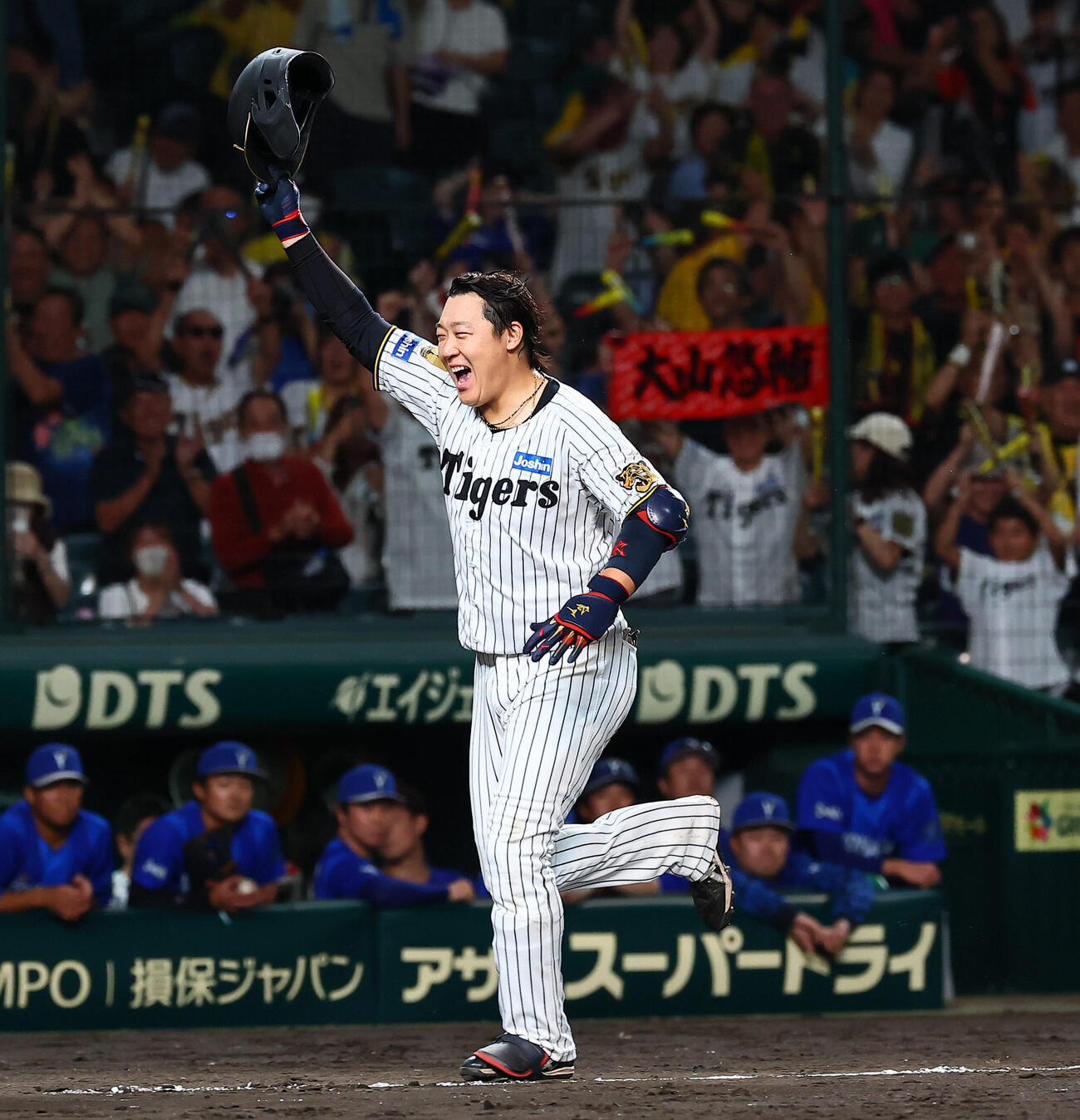 阪神対DeNA 11回裏阪神1死、大山悠輔は左越えサヨナラ本塁打を放ちナインの待つ本塁へ生還する（撮影・加藤哉）