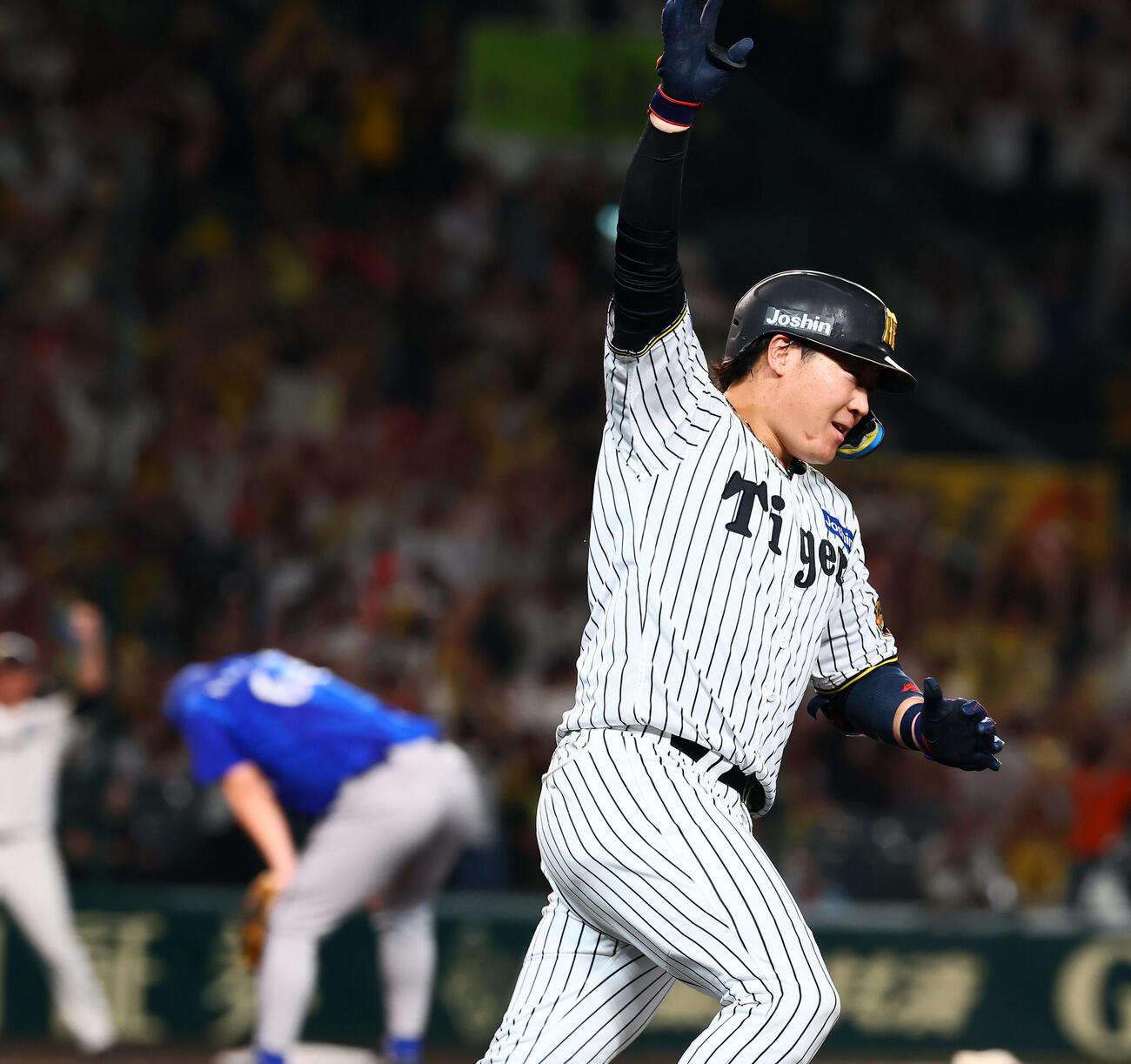 阪神対DeNA 11回裏阪神1死、大山悠輔は左越えサヨナラソロ本塁打を放ち手を上げてダイヤモンドを駆ける（撮影・加藤哉）