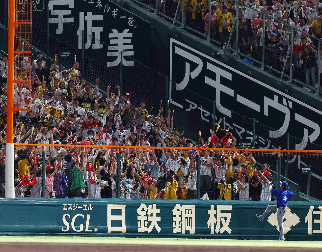 阪神対DeNA 11回裏阪神1死、大山悠輔が放った左越えサヨナラソロ本塁打が左翼スタンドへ着弾（撮影・加藤哉）