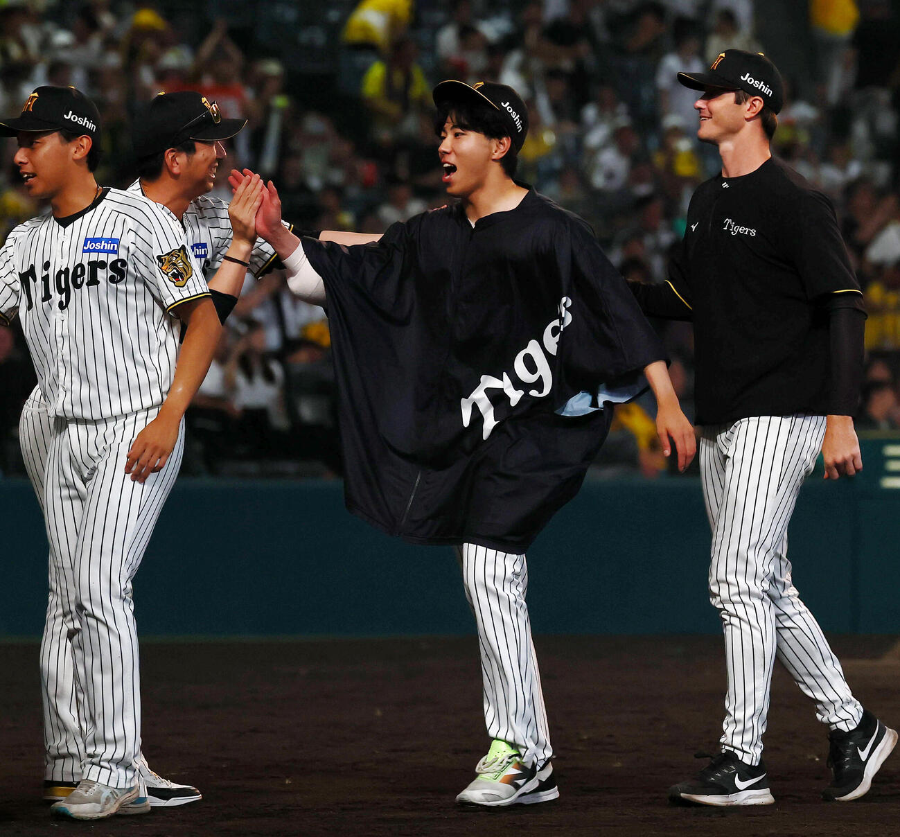 阪神対DeNA DeNAにサヨナラ勝ちし工藤泰成（右）らナインとタッチする阪神藤川球児監督（撮影・加藤哉）