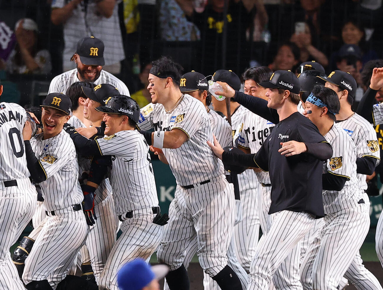 阪神対DeNA　サヨナラのどさくさに紛れて佐藤輝明（中央）に水をかける森下翔太（撮影・上田博志）