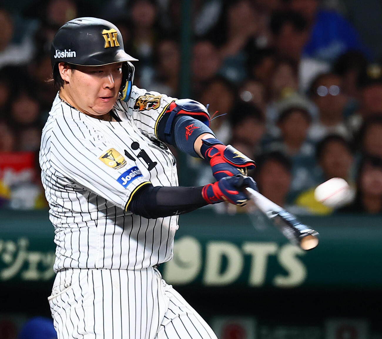阪神対DeNA 11回裏阪神1死、大山悠輔は左越えサヨナラ本塁打を放つ（撮影・加藤哉）