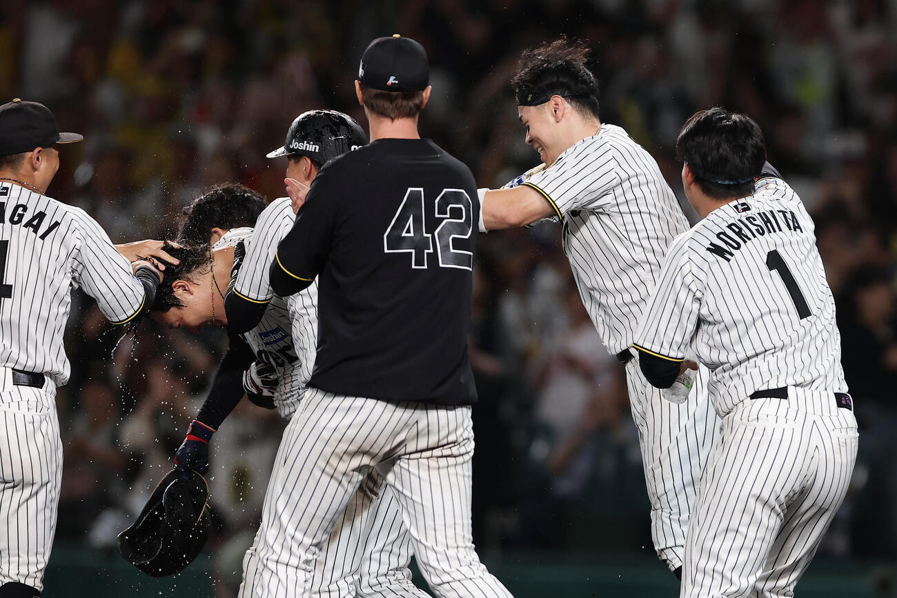 阪神対DeNA 11回裏阪神1死、サヨナラ本塁打を放ち手荒い祝福を受ける大山悠輔（左から2人目）（撮影・前田充）