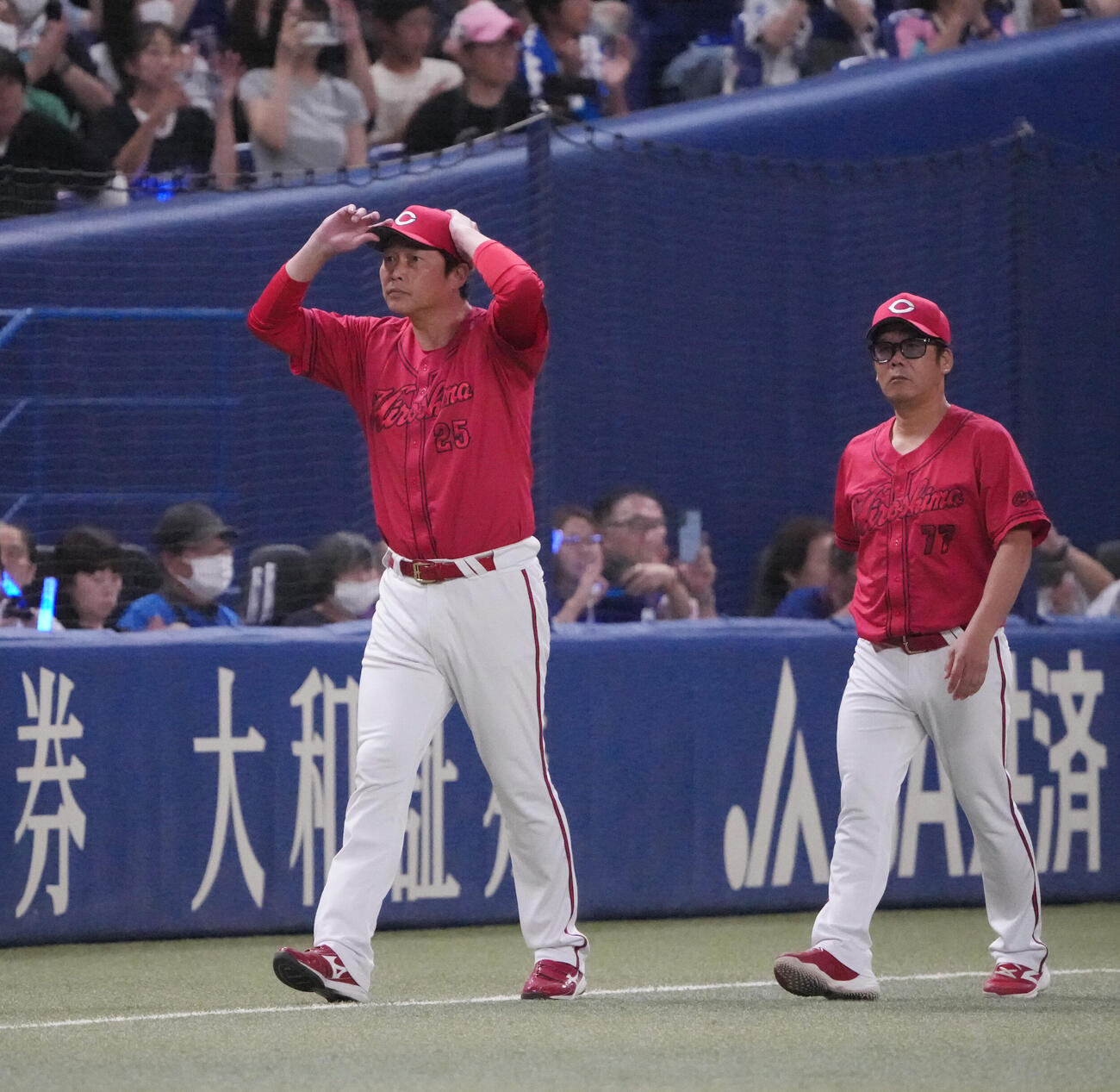 中日対広島　試合終了、広島新井貴浩監督（左）はスタンドにあいさつを行い引き揚げる（撮影・森本幸一）