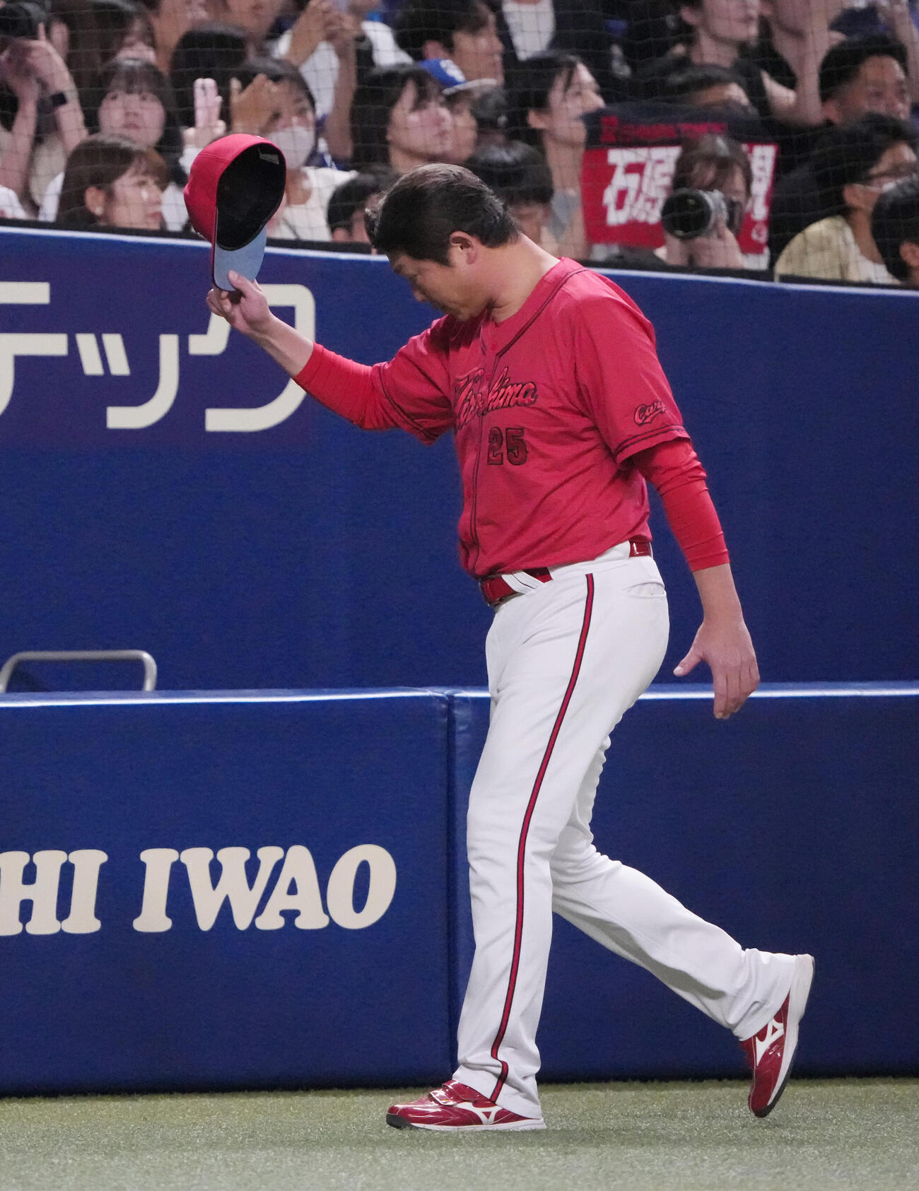 中日対広島　試合終了、広島の新井貴浩監督はスタンドにあいさつを行い引き揚げる（撮影・森本幸一）