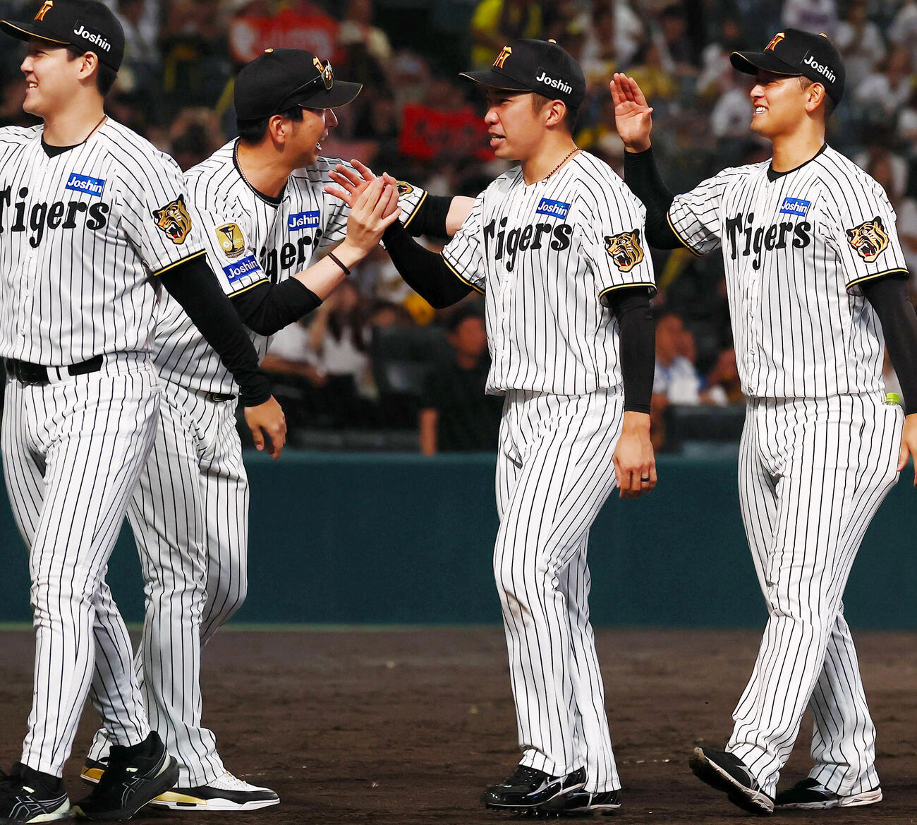 阪神対DeNA DeNAにサヨナラ勝ちを決め藤川球児監督（左）とタッチする阪神石井大智（撮影・加藤哉）
