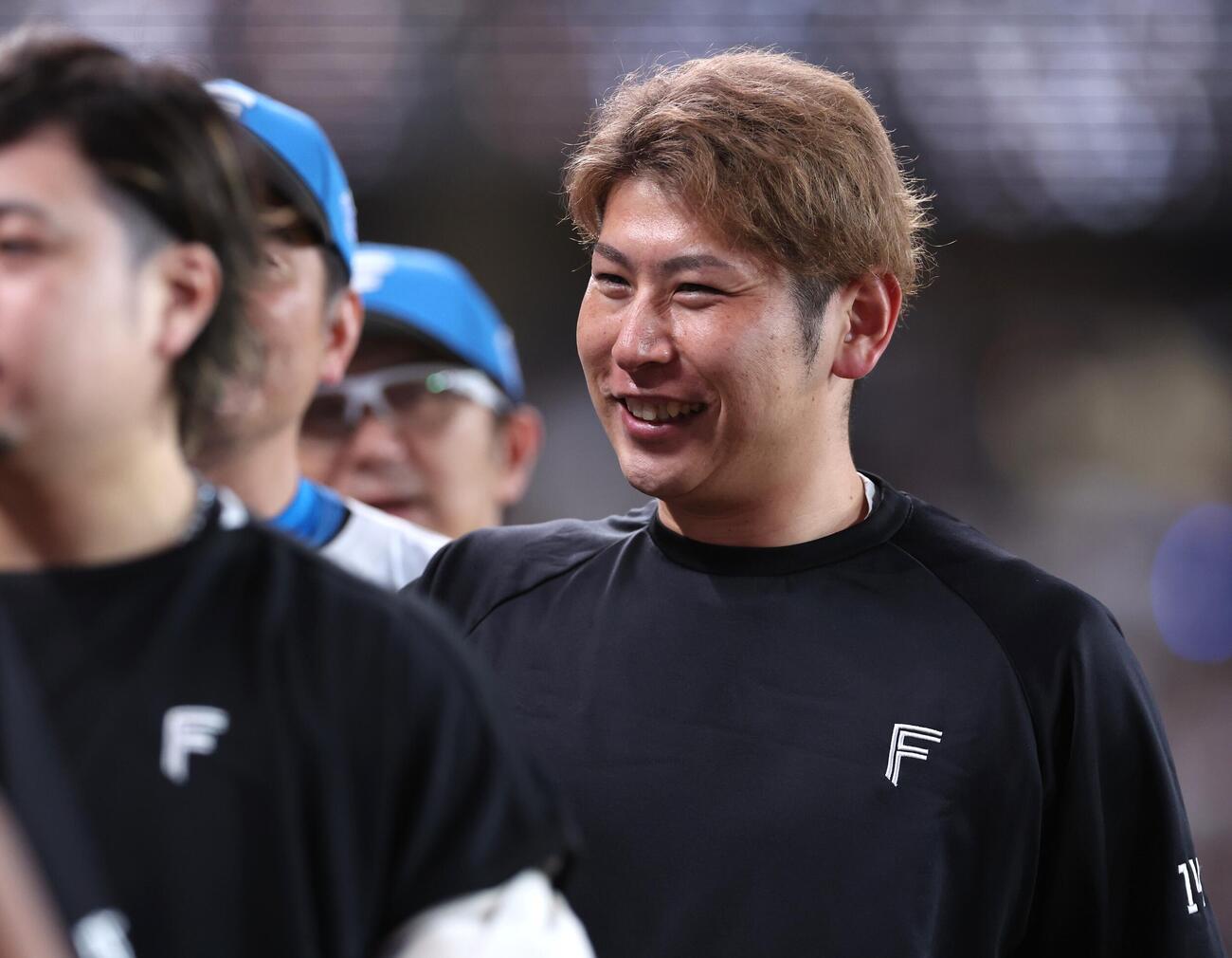 日本ハム対オリックス　試合後、笑顔の加藤貴之（撮影・黒川智章）