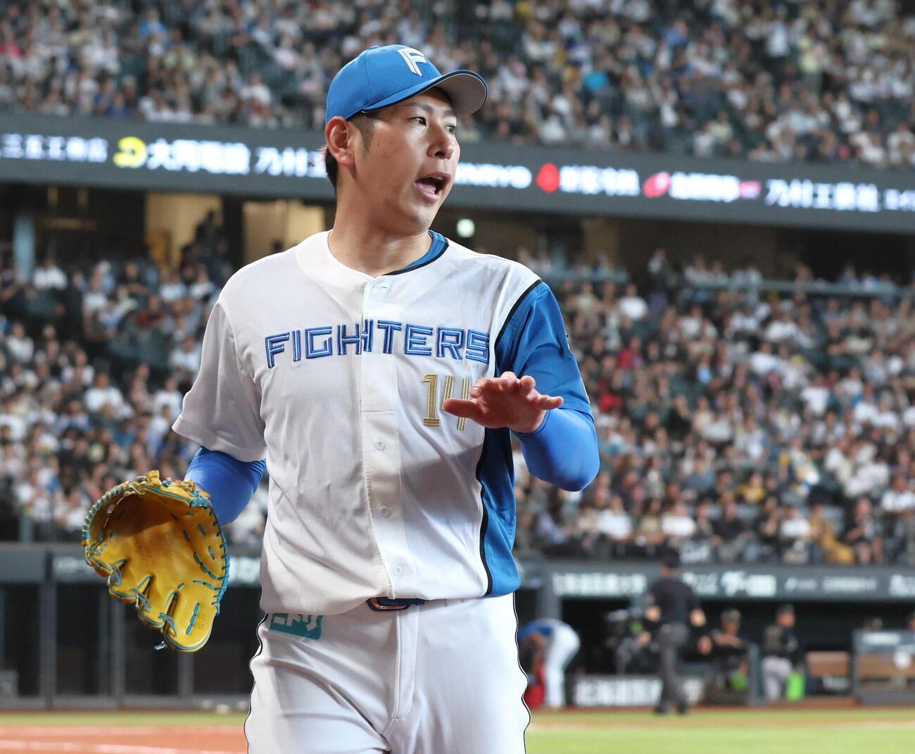 日本ハム対オリックス　6回表、無失点に抑え引き揚げる加藤貴之（撮影・黒川智章）