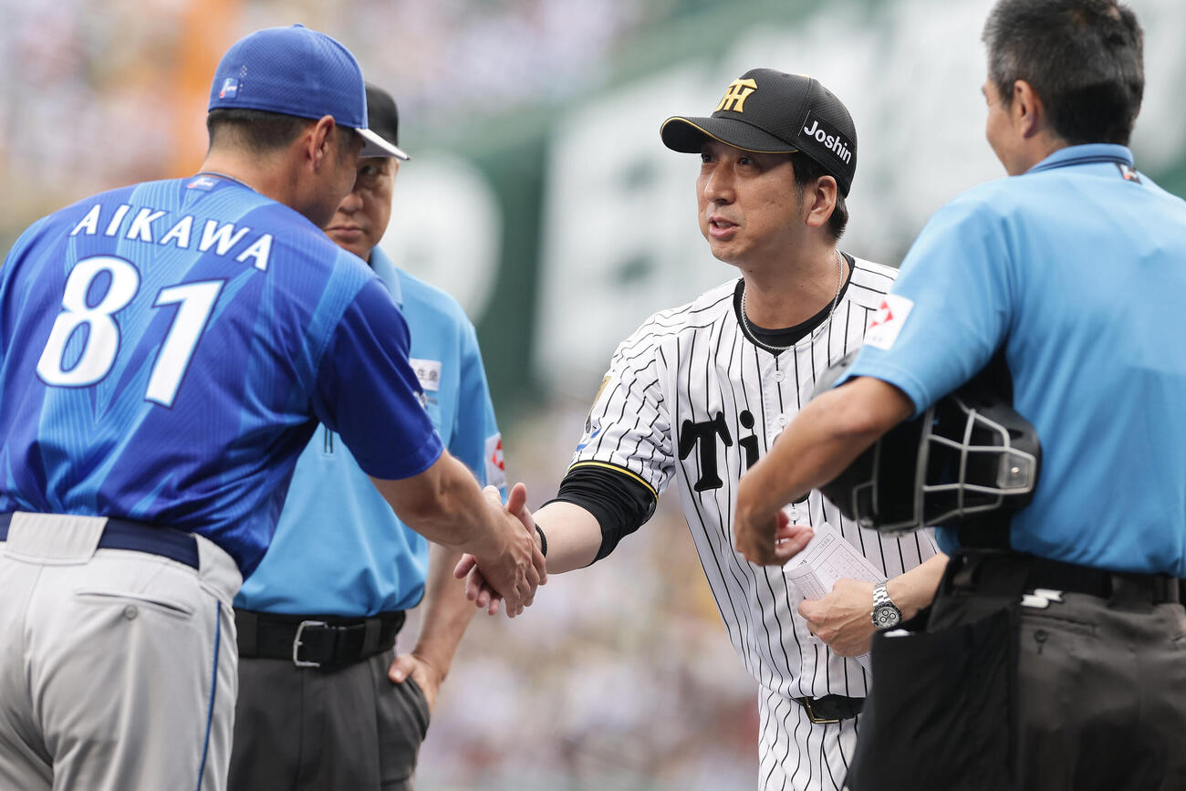 阪神対DeNA　試合前、DeNA相川亮二監督（左）と握手を交わす阪神藤川球児監督（撮影・前田充）