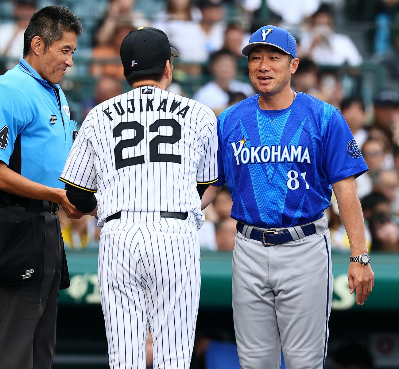 阪神対DeNA　阪神藤川球児監督（左）とメンバー表交換を行うDeNA相川亮二監督（撮影・加藤哉）