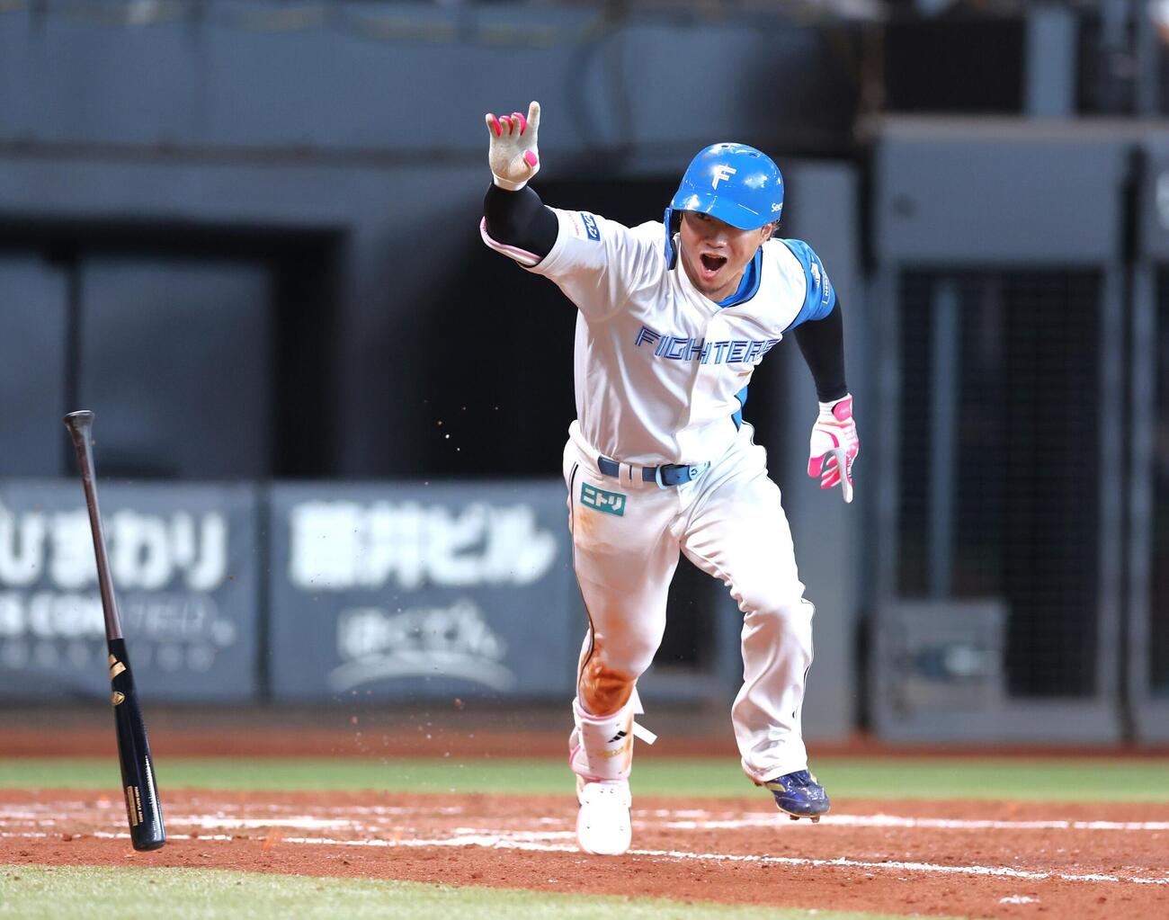 日本ハム対オリックス　5回裏日本ハム2死一、三塁、適時打を放ち叫ぶ西川遥輝（撮影・黒川智章）