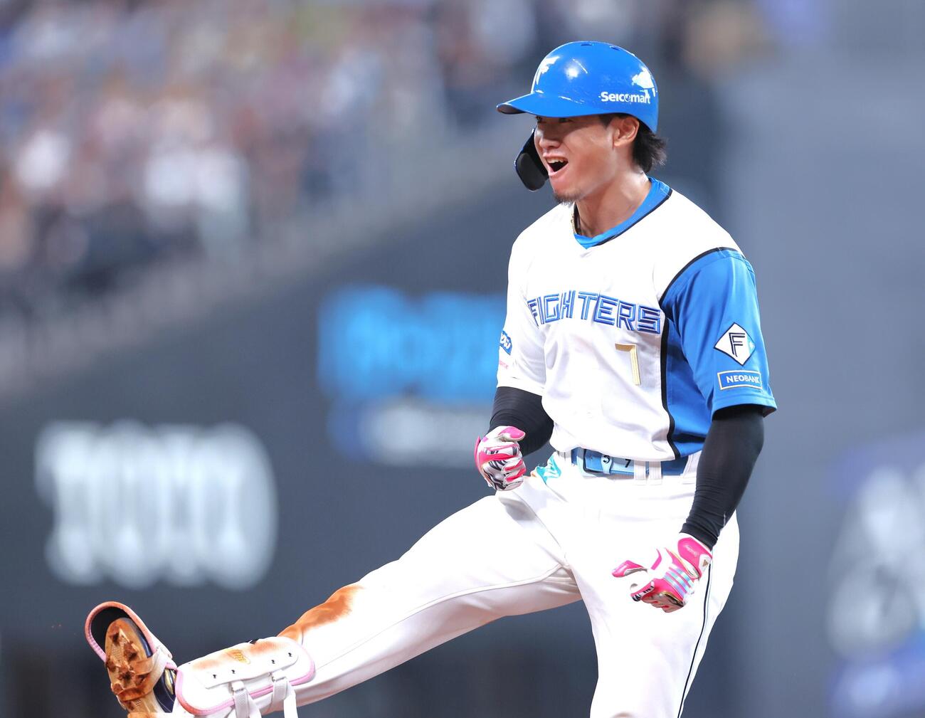 日本ハム対オリックス　5回裏日本ハム2死一、三塁、適時打を放ち叫ぶ西川遥輝（撮影・黒川智章）