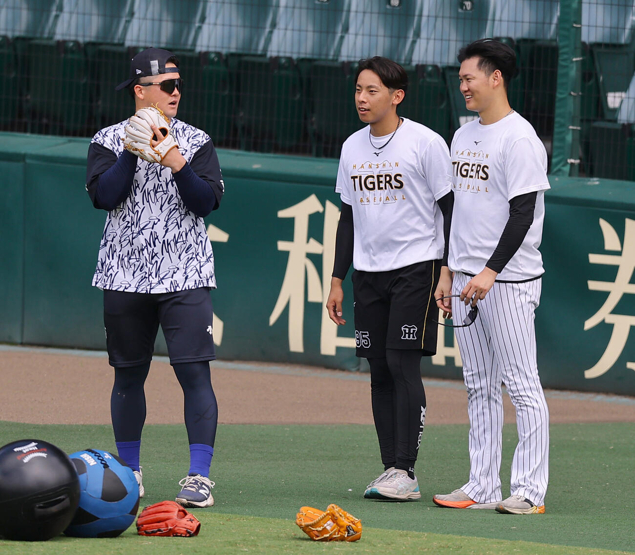 阪神対DeNA　牧秀悟（左）と話をする神宮僚介（中央）と及川雅貴（撮影・上田博志）