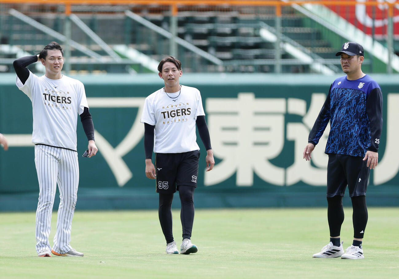 阪神対DeNA　試合前練習でDeNA筒香嘉智（右）と言葉を交わす阪神及川雅貴（左）、神宮僚介（撮影・前田充）