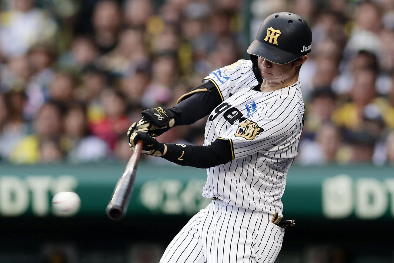 阪神対DeNA 3回裏阪神1死一塁、右前打を放つ中野拓夢（撮影・前田充）