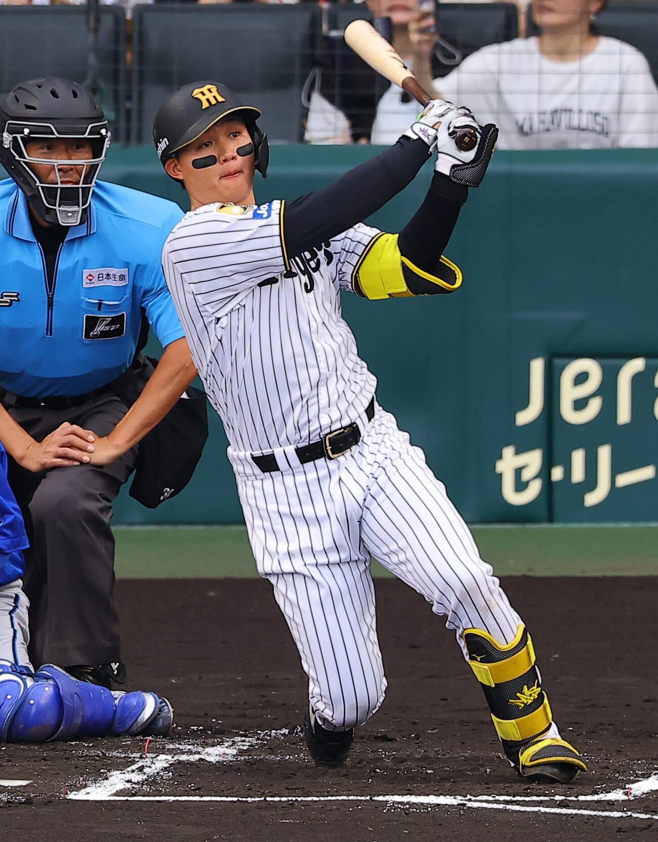 阪神対DeNA 1回裏阪神1死一塁、森下翔太は先制適時二塁打を放つ（撮影・上田博志）