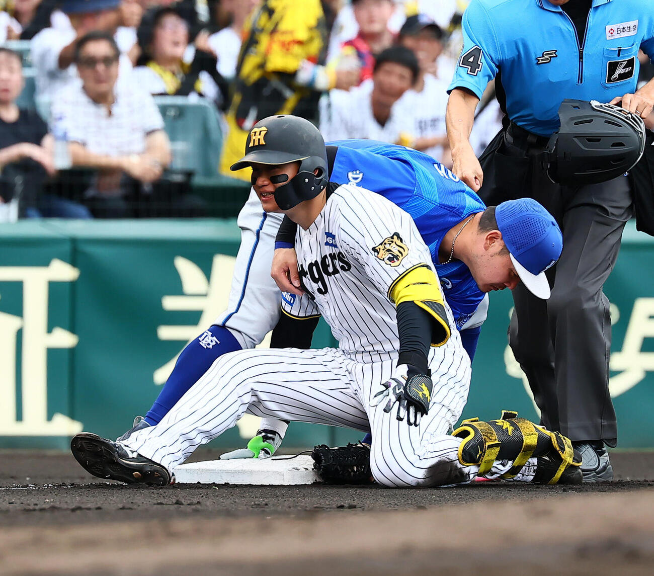 阪神対DeNA 1回裏阪神1死一塁、森下翔太は左越え適時二塁打を放ち三塁を狙ったが走塁死となる（撮影・加藤哉）