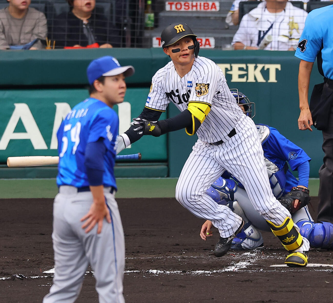 阪神対DeNA 1回裏阪神1死一塁、森下翔太は先制適時二塁打を放つ（撮影・上田博志）
