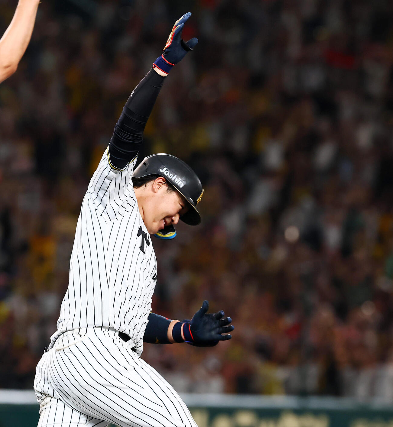 阪神対DeNA 11回裏阪神1死、大山悠輔は左越えサヨナラソロ本塁打を放ちダイヤモンドを1周する（撮影・加藤哉）
