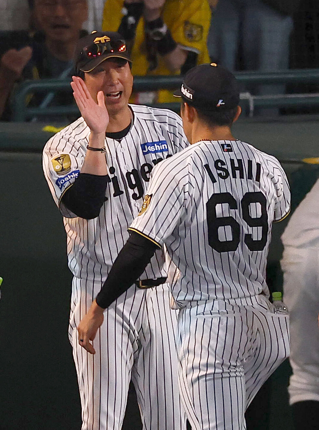 阪神対DeNA　藤川球児監督（左）は今季1勝目を上げた石井大智とハイタッチをする（撮影・上田博志）