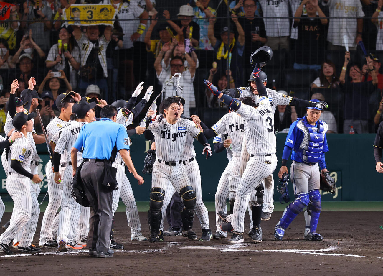 阪神対DeNA 11回裏阪神1死、サヨナラ本塁打を放った大山悠輔（右から2人目）はナインの輪に飛び込む。左は石井大智（撮影・上田博志）
