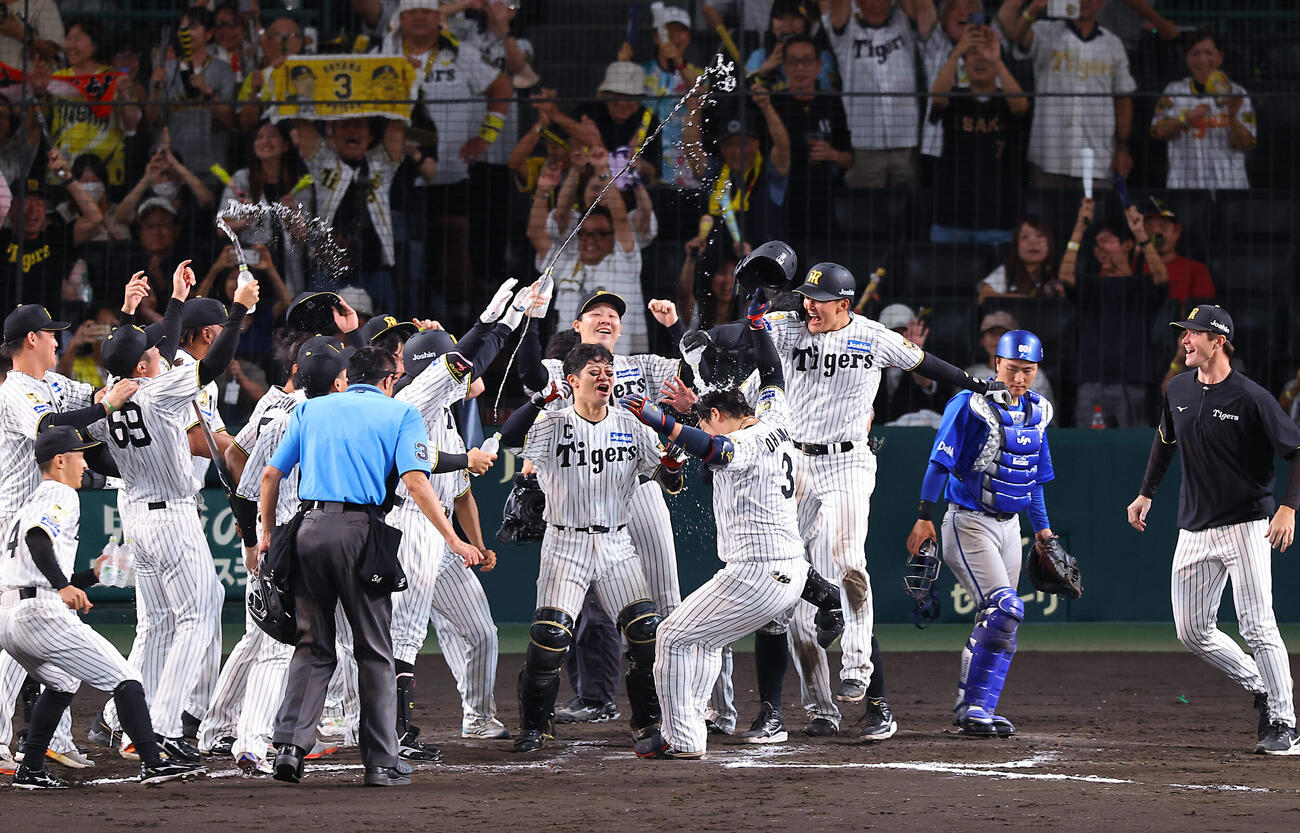 阪神対DeNA 11回裏阪神1死、サヨナラ本塁打を放った大山悠輔（右から4人目）はナインの輪に飛び込む。左から3人目は石井大智（撮影・上田博志）