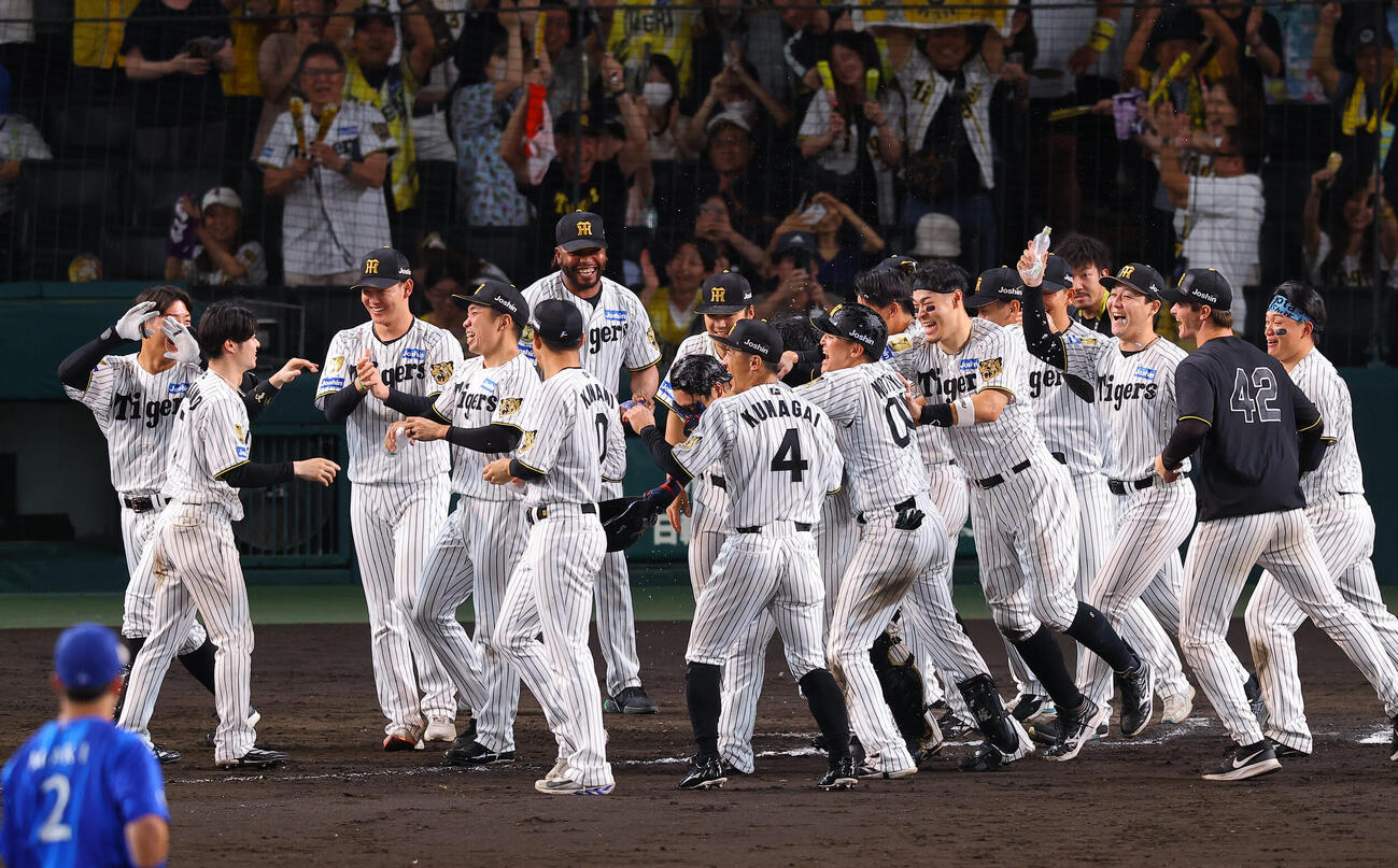 阪神対DeNA 11回裏阪神1死、大山悠輔のサヨナラ本塁打で勝利投手となった石井大智（左から4人目）はナインと笑顔を見せる（撮影・上田博志）