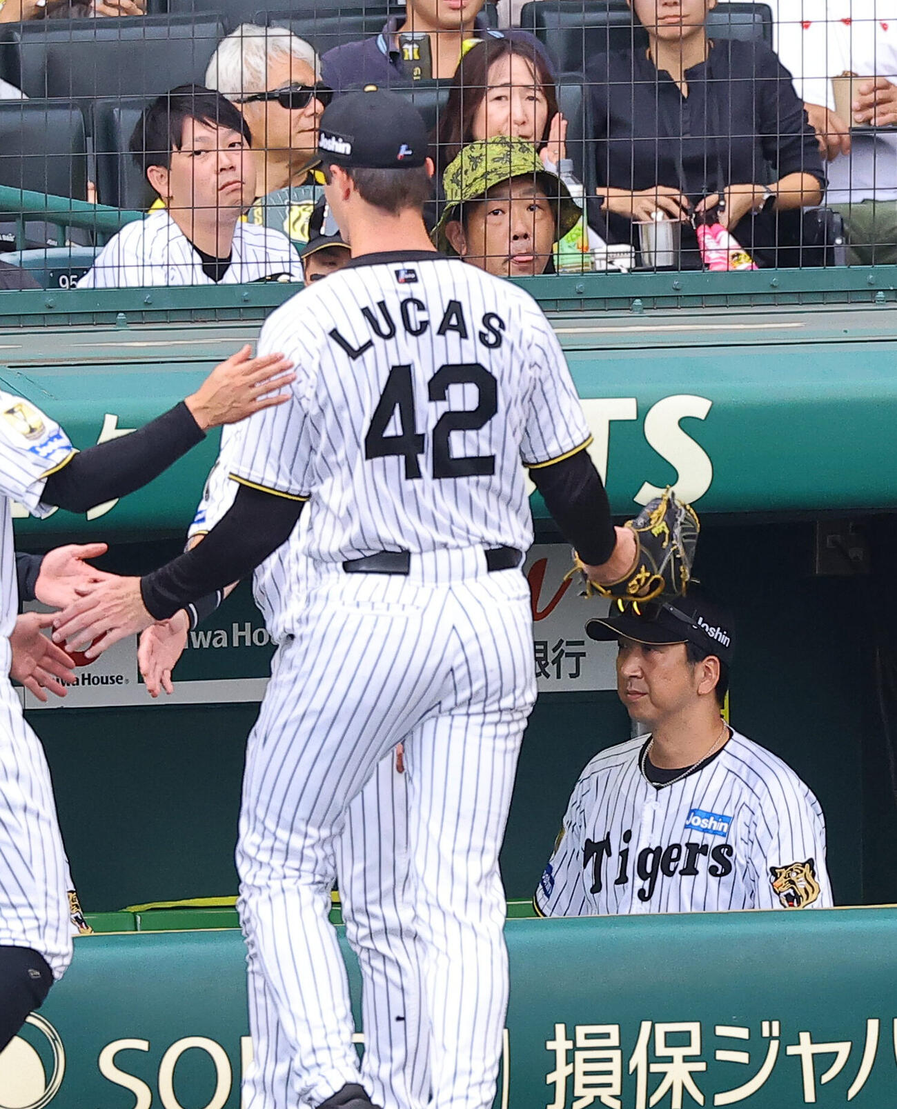 阪神対DeNA 3回途中で降板するイーストン・ルーカス。右は藤川球児監督（撮影・上田博志）
