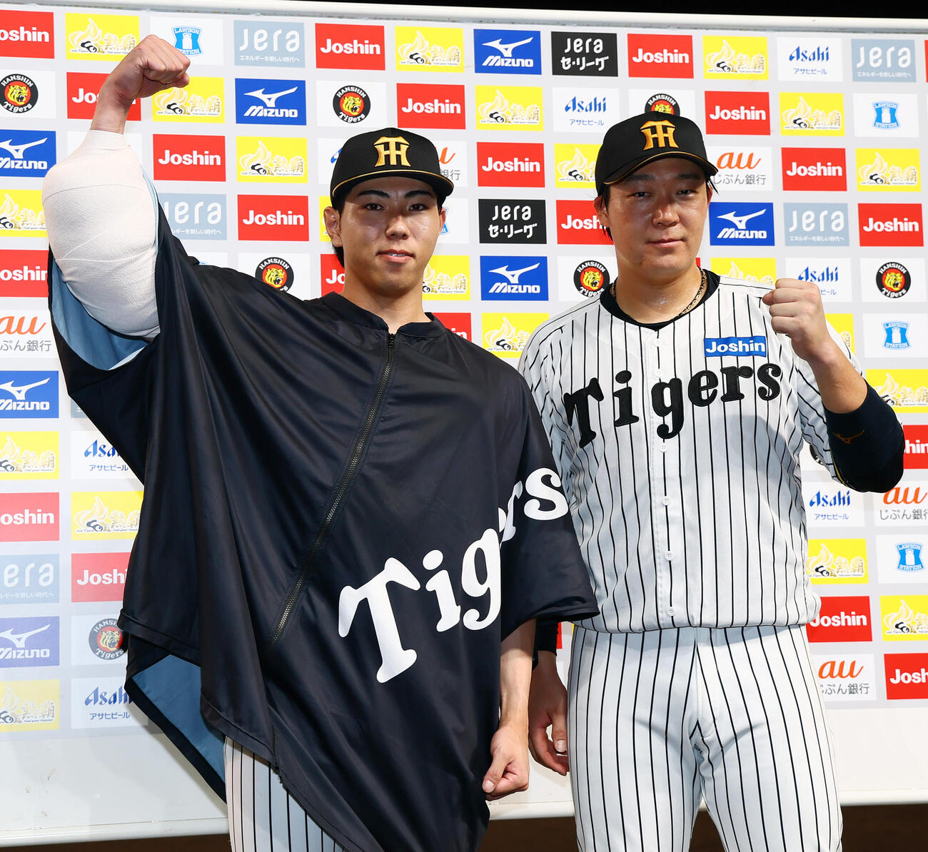 阪神対DeNA　ヒーローインタビューを終え記念写真に納まる阪神工藤泰成（左）と大山悠輔（撮影・加藤哉）