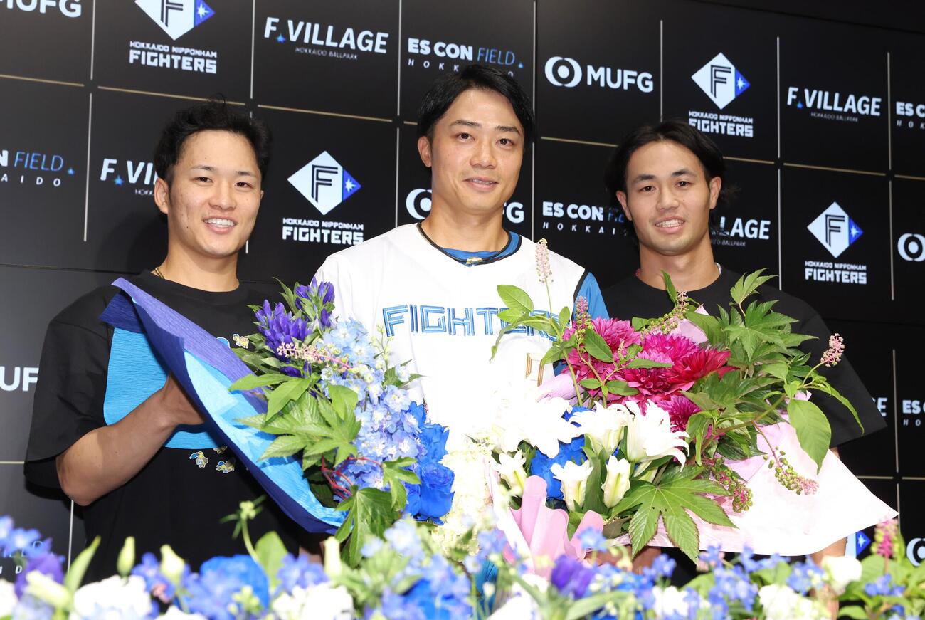 引退会見で奈良間大己（左）と細川凌平から花束を受け取る中島卓也（撮影・黒川智章）