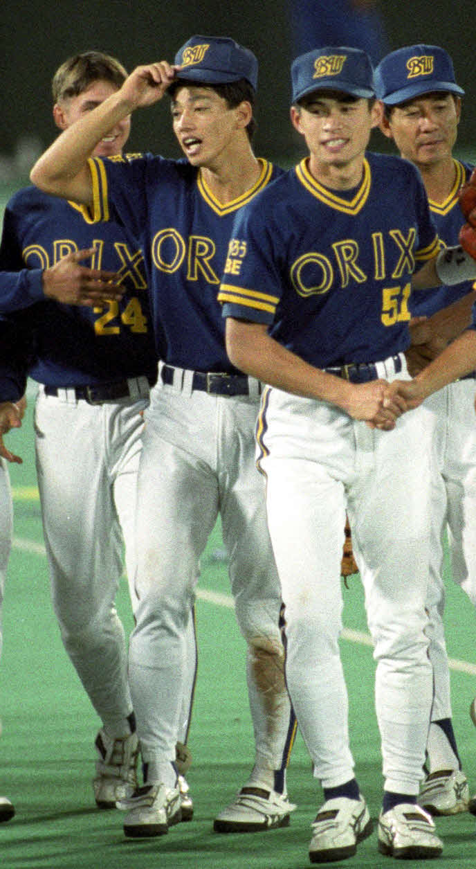 1995年、優勝を決め喜ぶ田口（左）とイチロー（右）