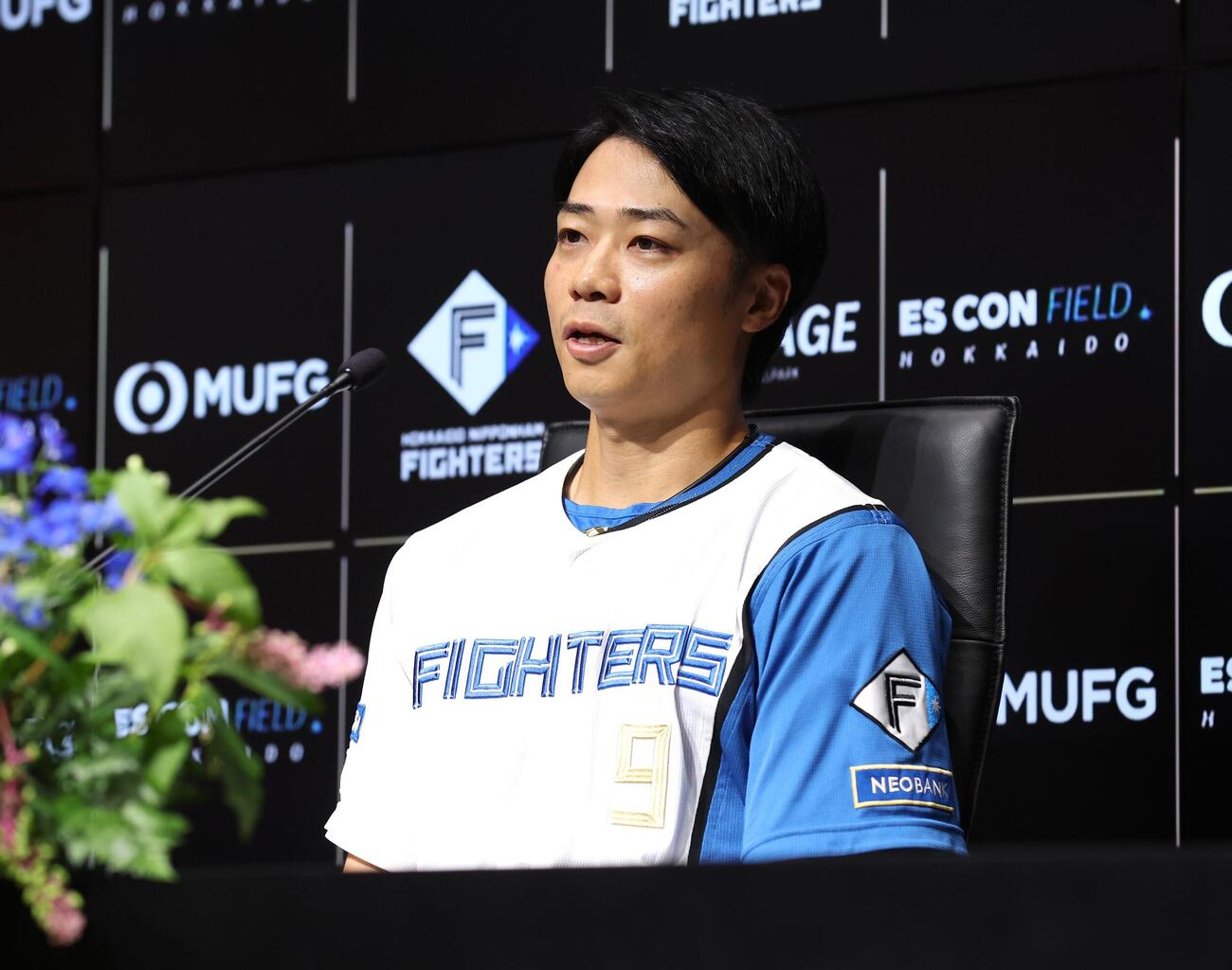 引退会見する日本ハム中島卓也（撮影・黒川智章）