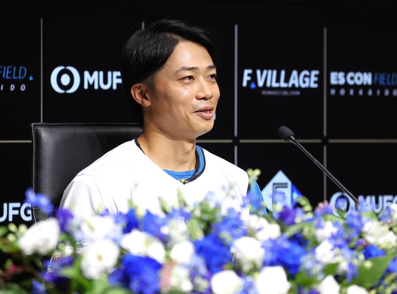 引退会見する日本ハム中島卓也（撮影・黒川智章）