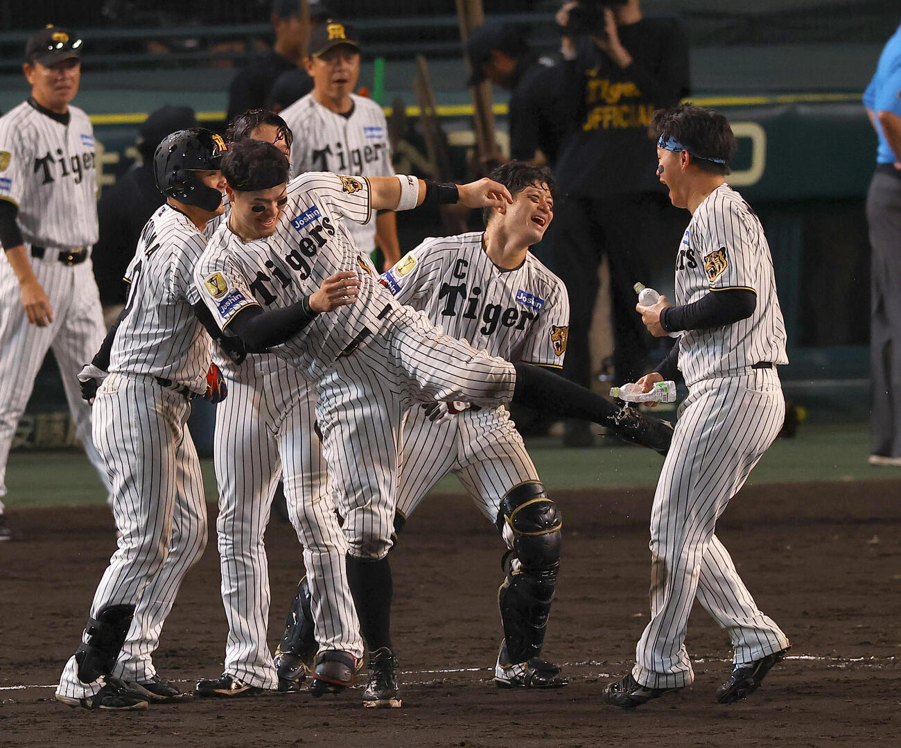 21日　阪神対DeNA　サヨナラのどさくさに紛れて水をかける森下翔太（右）に蹴りを入れる佐藤輝明