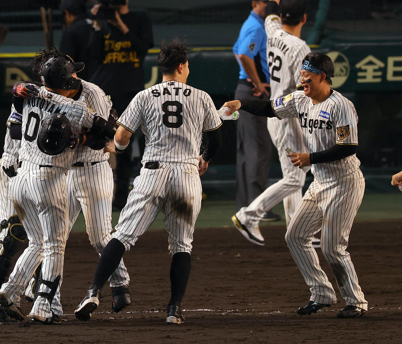 21日　阪神対DeNA　サヨナラのどさくさに紛れて佐藤輝明（中央）に水をかける森下翔太