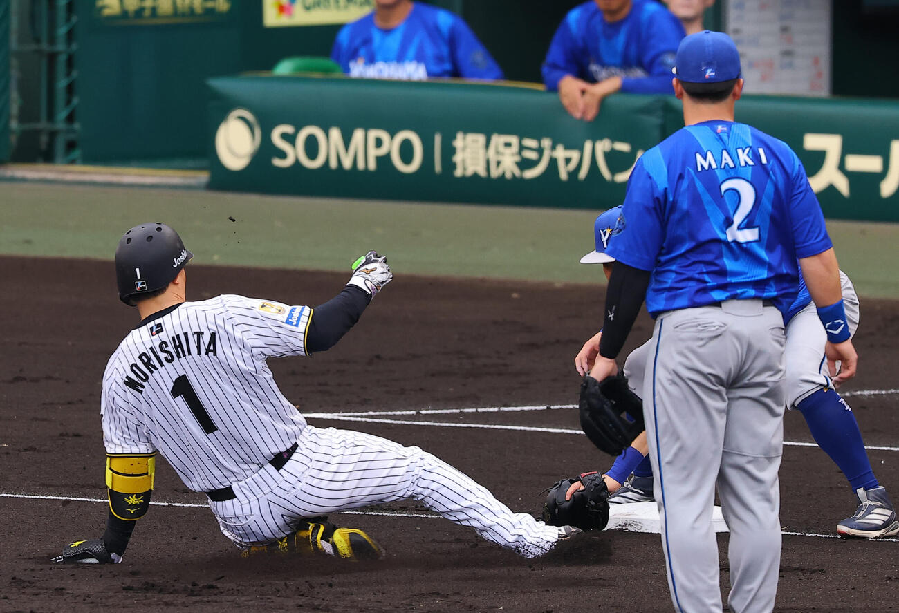 21日　阪神対DeNA 1回裏阪神1死一塁、先制適時二塁打を放った森下翔太は送球間に三塁を狙うも憤死する（撮影・上田博志）
