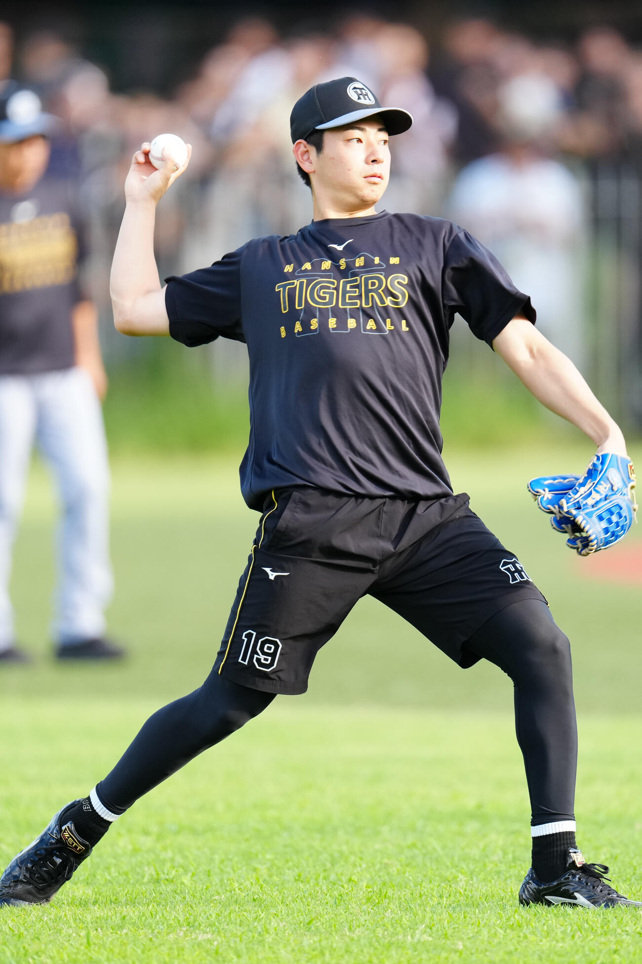 ヤクルト対阪神　試合前、キャッチボールする阪神下村海翔（撮影・江口和貴）