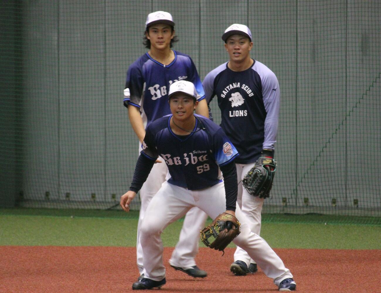 練習でノックを受ける西武横田（前）（撮影・金子真仁）